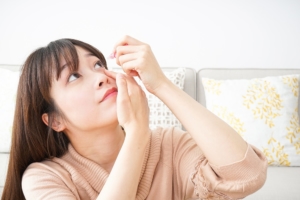 【目薬の使用期限】古い目薬を使うとどうなる？未開封の場合は？眼科医監修