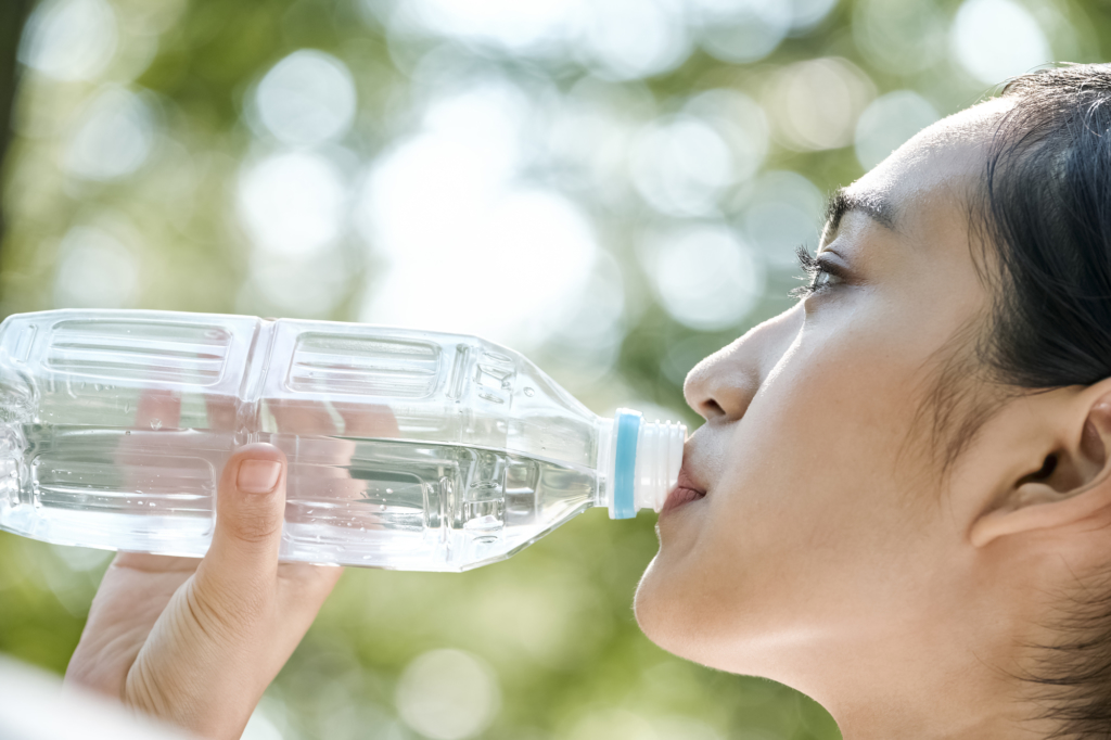 【水中毒とは】どんな症状？何リットル飲むと危険？対策と治し方｜医師監修