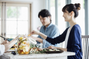 【食中毒の症状がでるまでの時間】市販薬はNG！病院へ行くべきキケンな症状とは