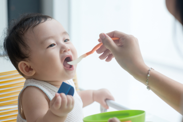 食事中の子ども