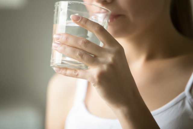 水を飲む