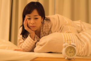 なぜ？「夜、寝たいのに眠れない」8つの対処法。おすすめの飲み物も