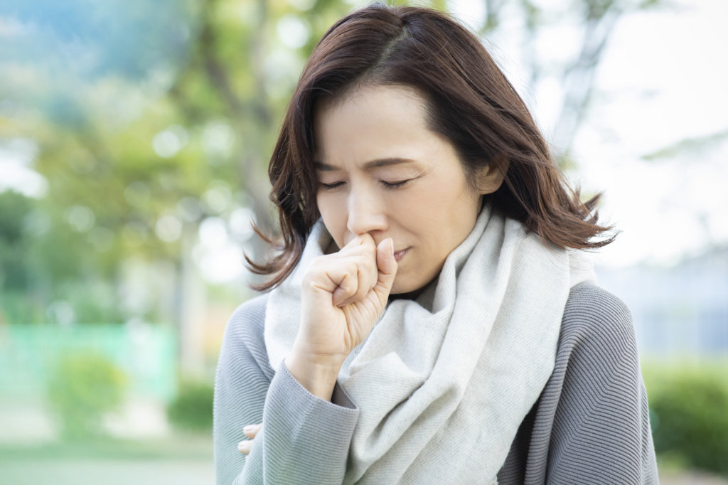 熱はないのに、乾いた咳が続く…なぜ？ストレスや病気のサインかも。対処法も解説！