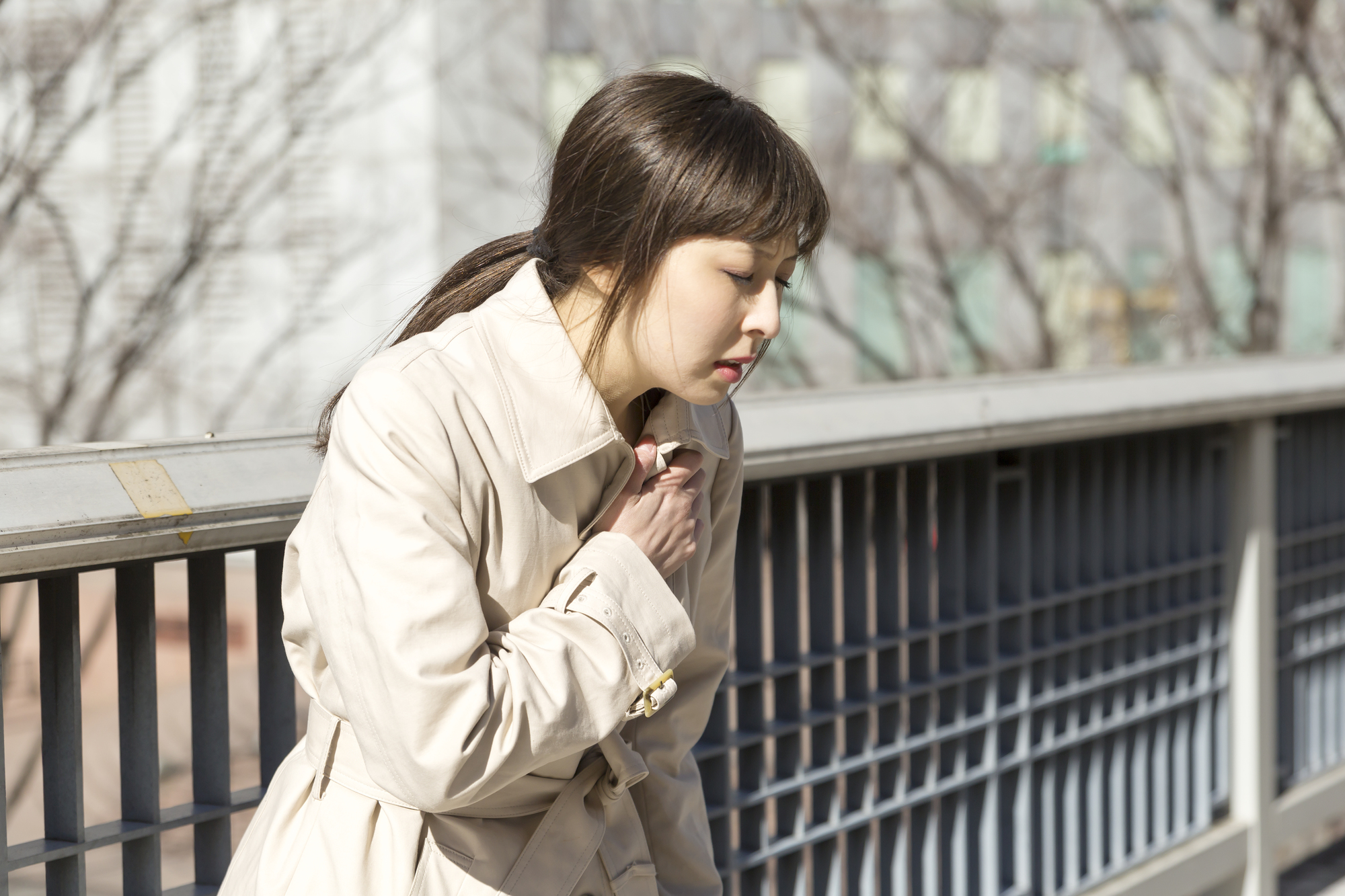 左 胸 が 痛い チクチク 女性