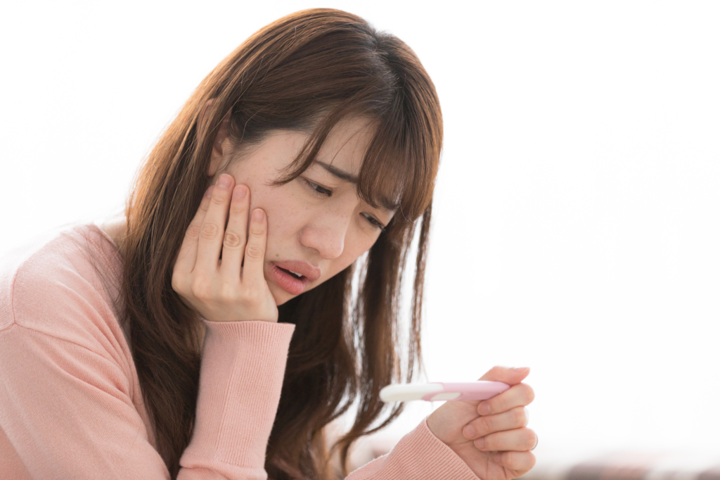 なぜ？妊娠検査薬は陰性なのに「二週間生理がこない」病院行くべき？