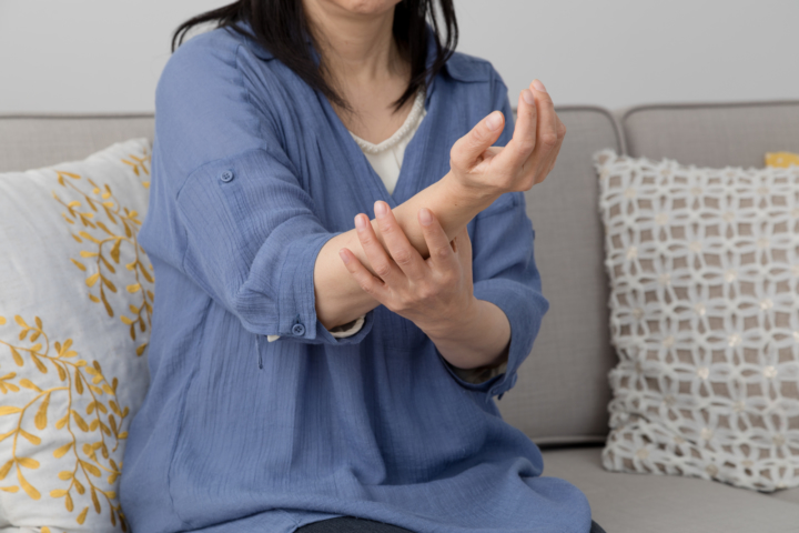 どめ（右腕が麻痺してます） なぜ？片方の腕がしびれる…これ大丈夫？病院は何科？脳梗塞の