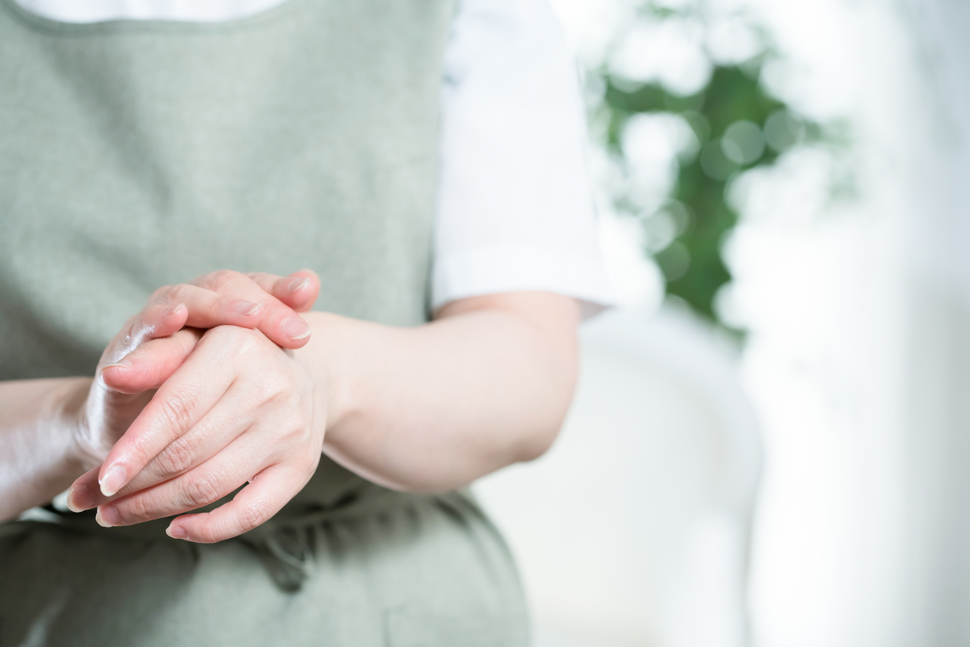 肩から腕の痺れは大丈夫？どう治す？病院は何科？ストレッチも