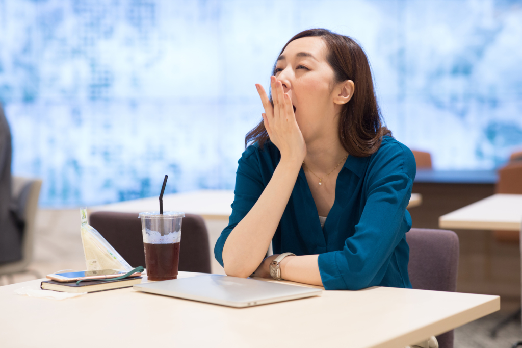 生理前の異常な眠気で仕事に支障が”眠すぎる排卵期”の対策方法【医師監修】