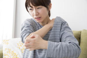 大人になって急に発症！アトピー性皮膚炎の原因。ストレス？食事や病院での治療法は？