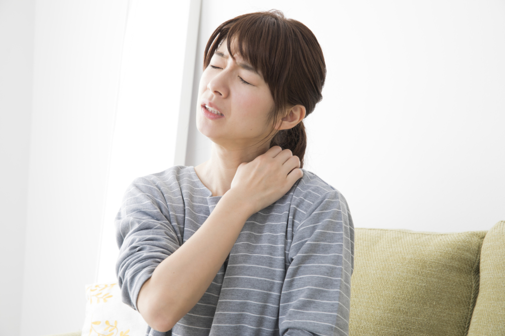 肩こりと腕のしびれ…これ大丈夫？解消法は？病院は何科？医師監修