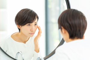 なぜ？片目のまぶたが下がる…「眼瞼下垂」はどう治す？病院は何科？