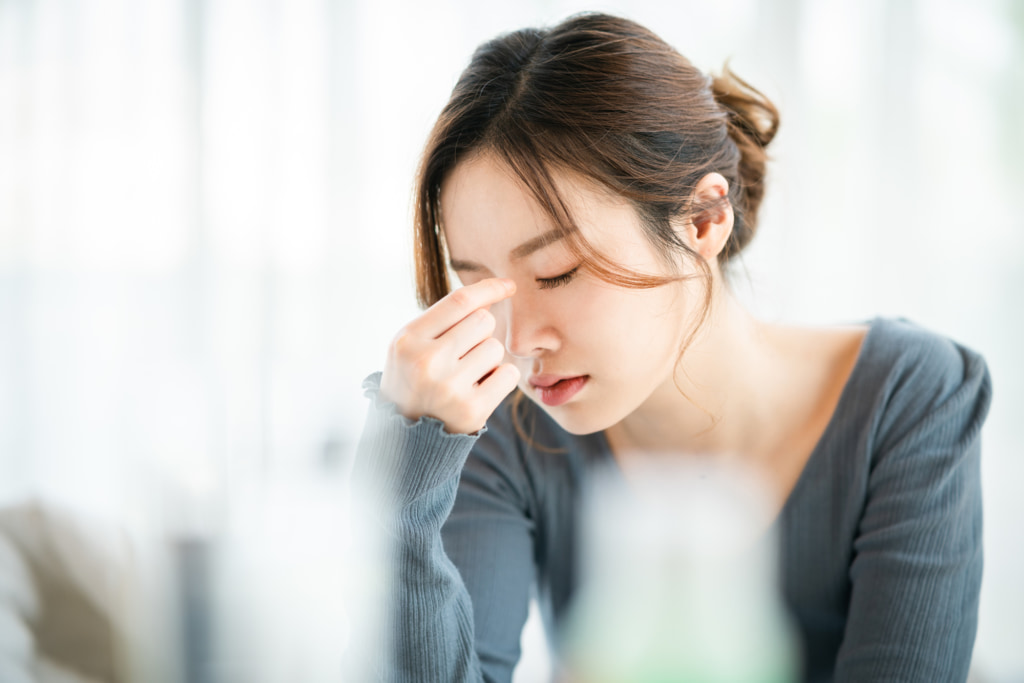 なぜ？片目の視界が白くぼやける…コンタクトのせい？病気？｜医師監修