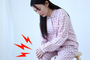 「膝のお皿の下が痛い」原因は”膝蓋腱炎”かも。病院は何科？ストレッチ方法も【曲げると痛い・歩くと痛い】