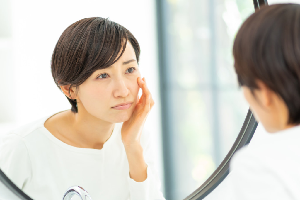 目の周りが黒いのは病気のせい？「腎臓の不調サイン」に注意。病院は何科？