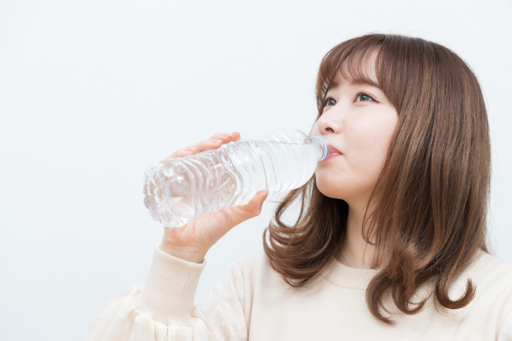 「水を2リットル飲む」美肌やダイエットにいいって本当？いつから効果がわかる？