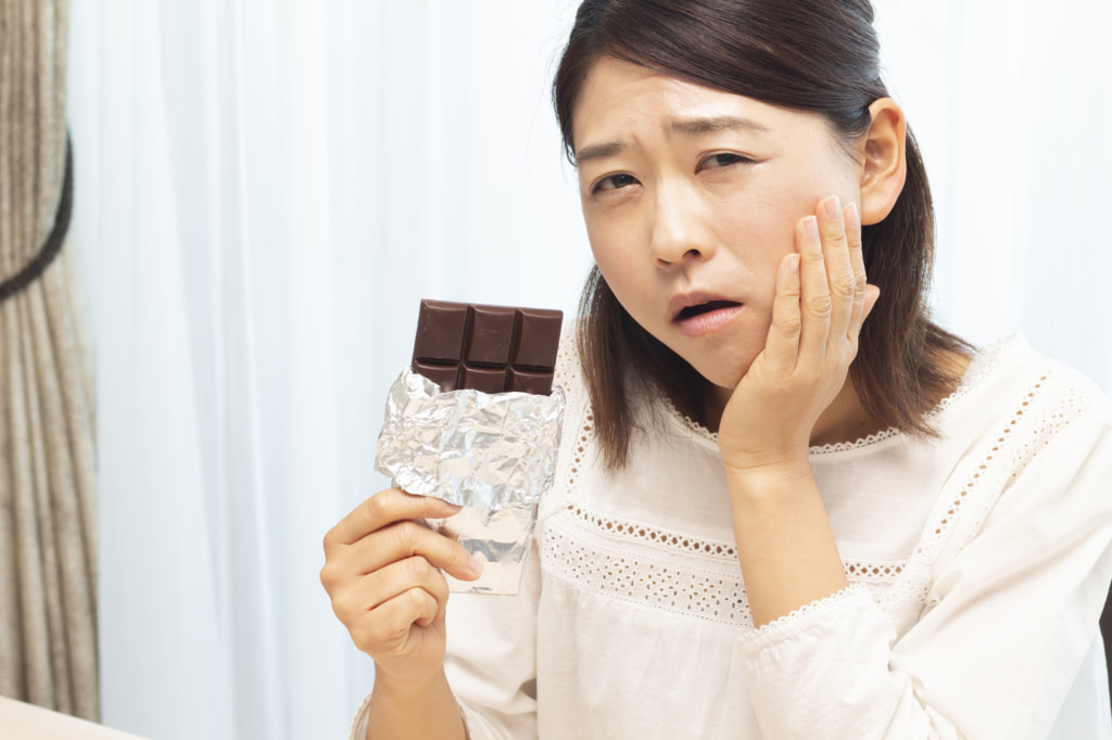 「甘い物を食べると歯が痛い…」甘味痛は虫歯や知覚過敏のサイン！早めに歯医者へ