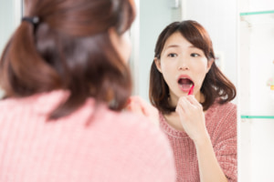 歯と歯茎の境目が黒い原因は…虫歯じゃないかも！触ると痛いときは？