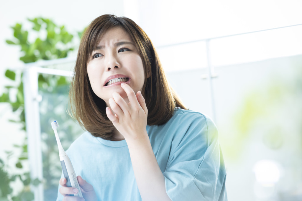 えっ…「歯茎を触ると臭い…」“膿”が原因かも！歯周病や重度の虫歯の疑いも