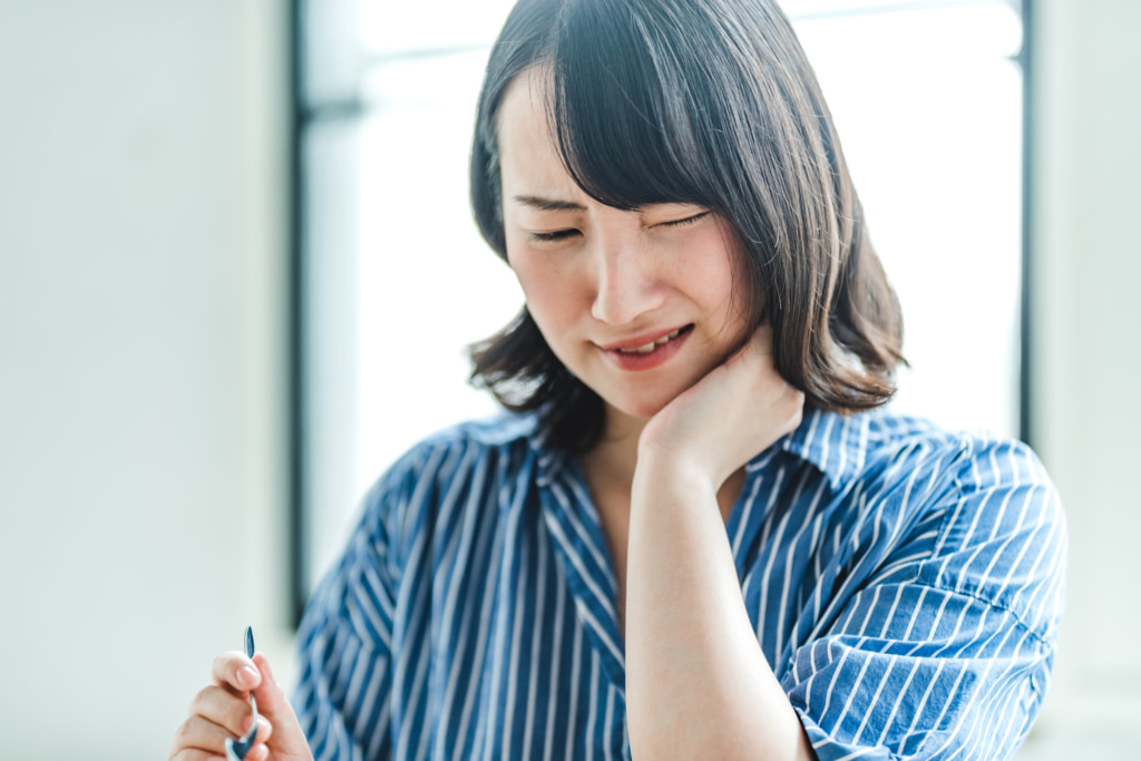 食事中、噛むと歯がキュッキュッと鳴る…なぜ？放置していい？受診の目安も