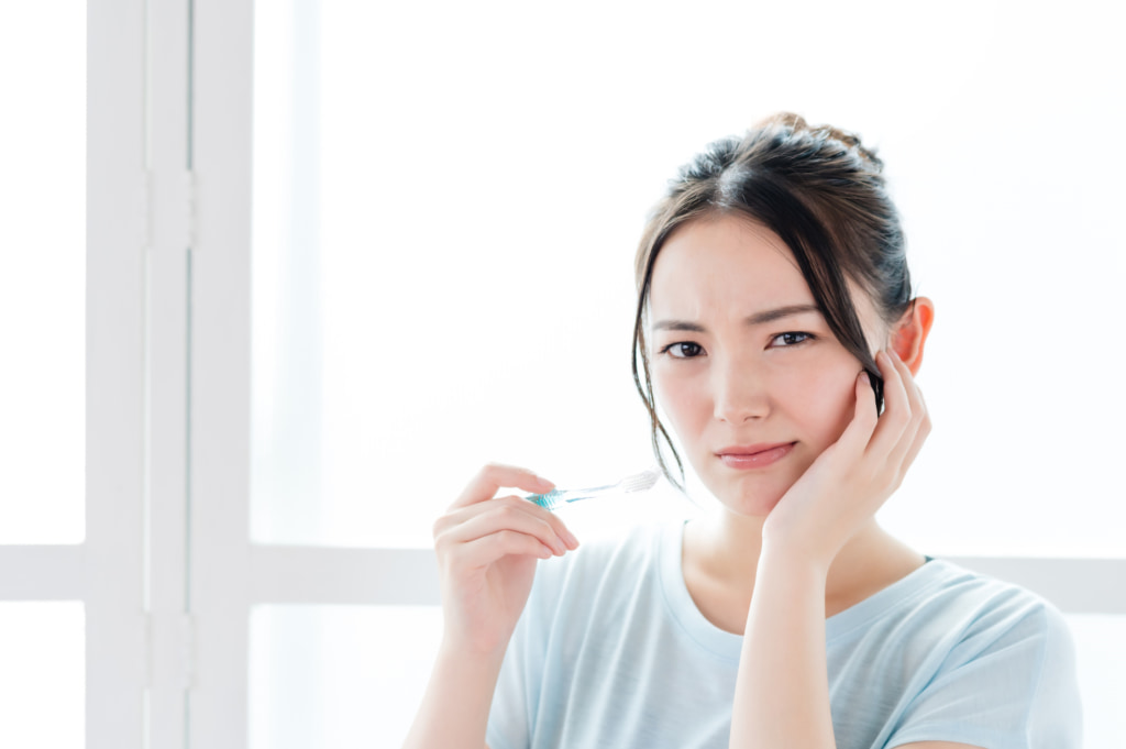 食いしばりで歯茎が痛いときの対処法。腫れや膿も【食いしばりをやめたい！】