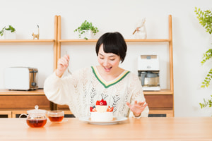 ストレスで「お腹がすいていないのに食べたい」過食を防ぐ対処法を解説！