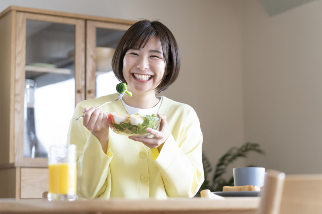 サラダしか食べてないのに痩せないのは「当たり前」逆に太る原因に！