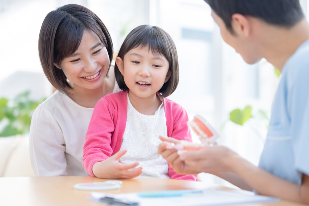 歯の矯正は何歳から？「早く始めたほうがよい」ことも。費用・治療期間も