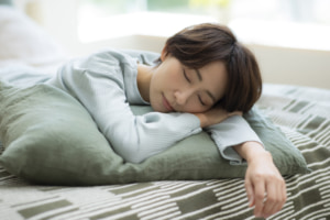 「朝ごはんを食べて二度寝」はダメ？太るってホント？眠くなりにくい朝食も