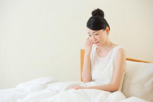 眠れないまま朝になった…仕事に行くまでどうする？睡眠障害の可能性は？受診目安も