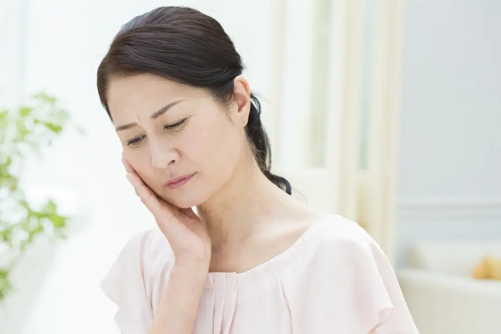 閉経後の「生理痛のような痛み」の正体｜腹痛（出血なし）の対処
