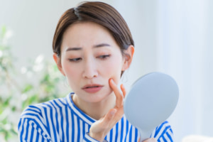 なぜ？「毛嚢炎（もうのうえん）」を繰り返す…早く治す方法は？膿は出してもいい？