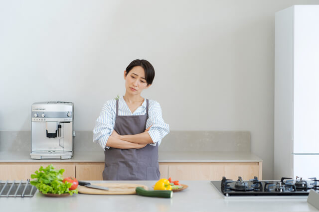 考える女性