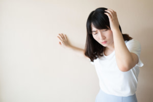 医師に聞く！平衡感覚がおかしいのは病気サイン？ふらつく原因は？病院は何科？