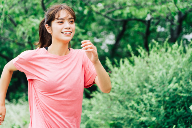 運動する20代の女性