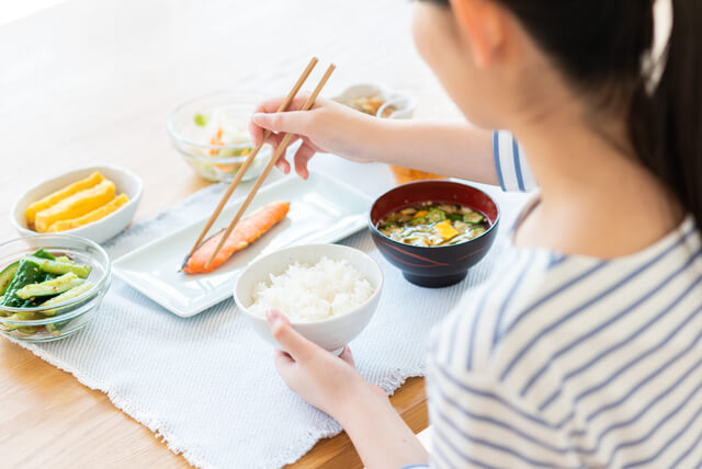 朝食を食べる女性