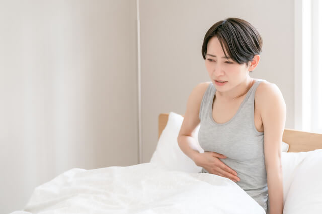 閉経前の前兆で「腹痛」は起こる？下腹部痛の特徴は？みんなの閉経サイン体験談も