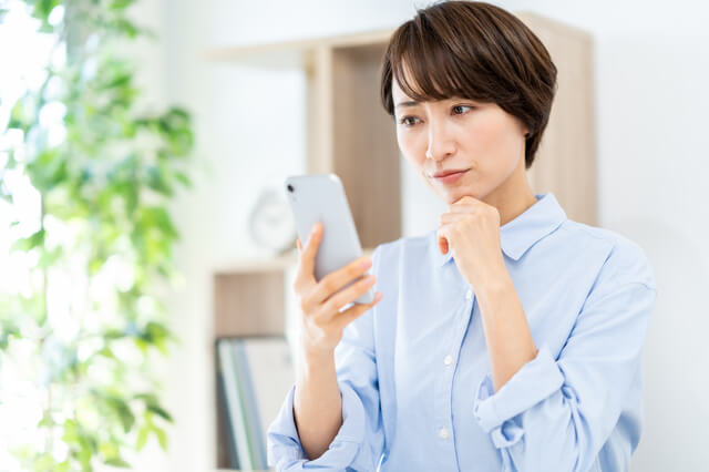 スマホを触る女性