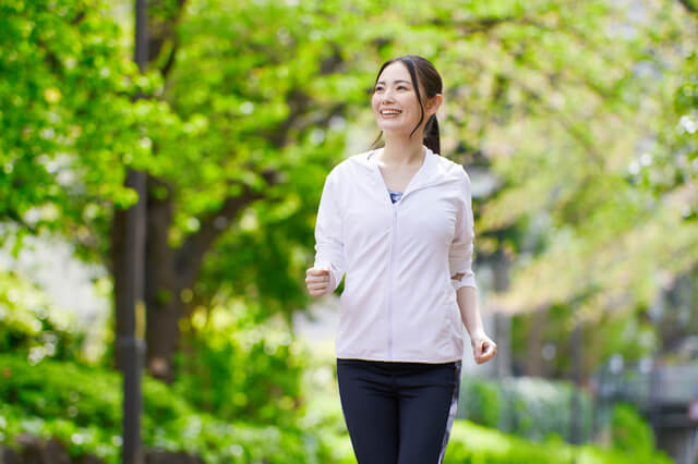 運動する女性