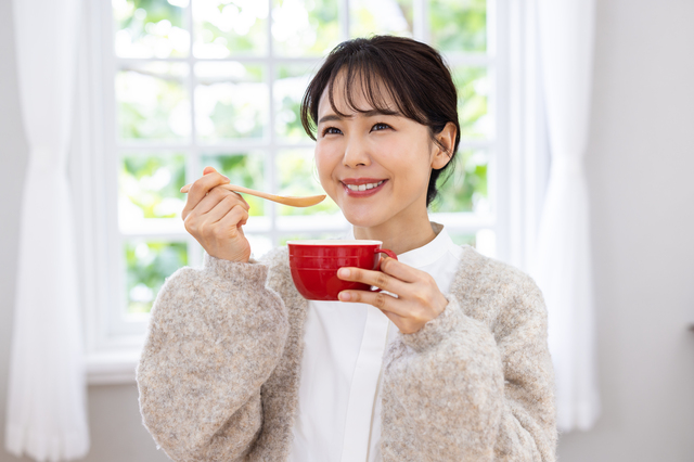 食事をとる女性