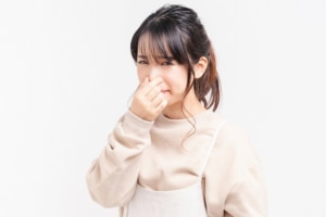 医師監修｜おりものがズボンまで臭う…これって普通？原因や生臭いにおいの対処法も