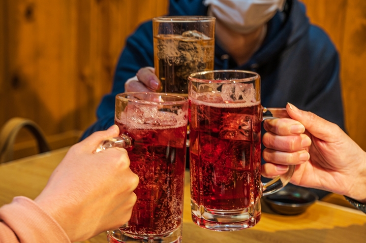 医師監修｜エナジードリンクとお酒を一緒に飲んで大丈夫？危険性はある？