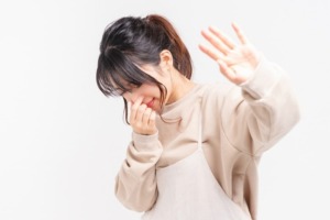 医師監修｜パンツが臭い…女性は普通？原因はおりもの？排卵日との関係や対処法も