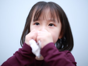 子どもの「乾いた咳」が続く原因。熱はないのにケンケン・ケホケホ【医師監修】