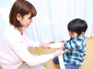 子どものやけどの対処法｜病院の受診目安・水ぶくれの処置方法も【医師監修】