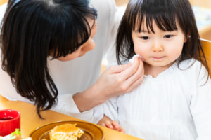 手足口病の口内炎の治し方。いつまで続く？放置するリスクや病院の受診目安も