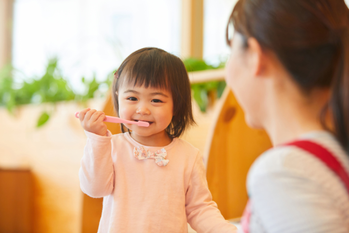 2歳の「茶色い虫歯」の見分け方。進行止めの方法は？【歯科医監修】